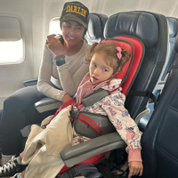 Niño en el avión con GoTo - Ligero y portátil