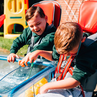 GoTo Seat ahora se adapta a más tamaños y se ajusta para adaptarse a su hijo. El diseño de GoTo Seat incluye soportes laterales ajustables, reposacabezas a elegir, un accesorio de suelo desmontable y un cojín de alivio de presión.