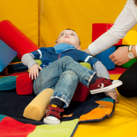 Kit de terapia en uno Su Playpak es ligero, manejable y puede ir a cualquier parte. Cógelo cuando vayas a visitar a un amigo o familiar, o llévalo a una fiesta de cumpleaños para que tu pequeño no se pierda la acción. Querrá llevárselo a todas partes, y puede hacerlo.