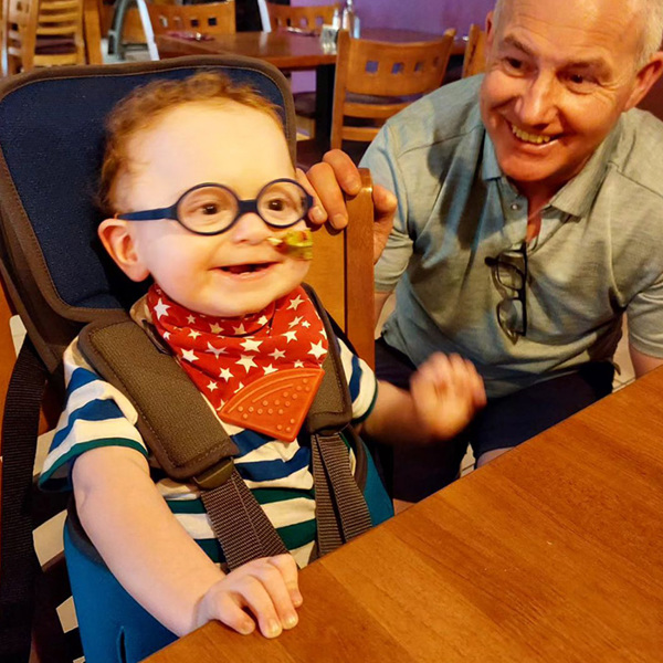 Imagen de Leo, Reino Unido, utilizando el asiento GoTo para comer en un restaurante sentado a la mesa en lugar de en su cochecito.