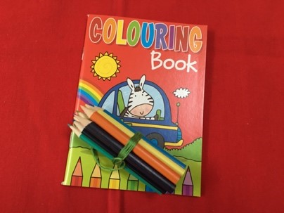 Un libro para colorear con lápices de colores