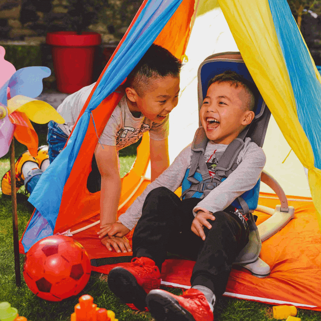 Niños jugando al aire libre con el producto Upsee